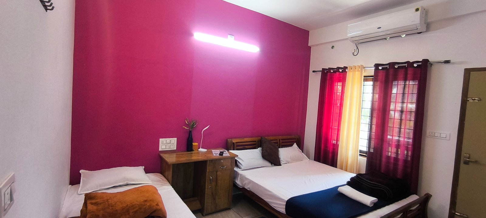 Twin budget room